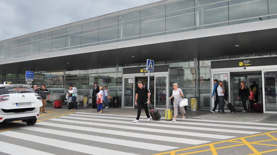 Imagen de los primeros turistas del vuelo a Aberdeen (Escocia), esta mañana recién llegados al Aeropuerto. FOTO: Alfredo González