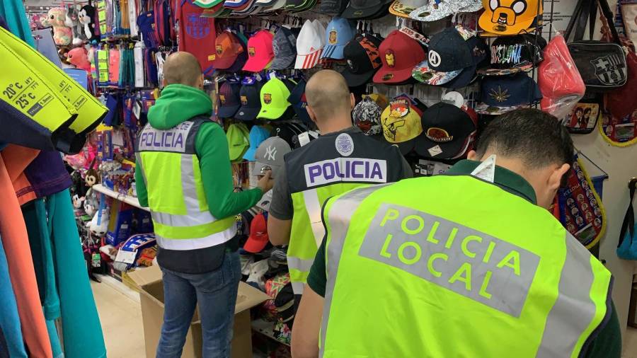 Varios efectivos policiales efectúan una inspección en uno de los establecimientos de souvenirs. FOTO: aj. de cambrils