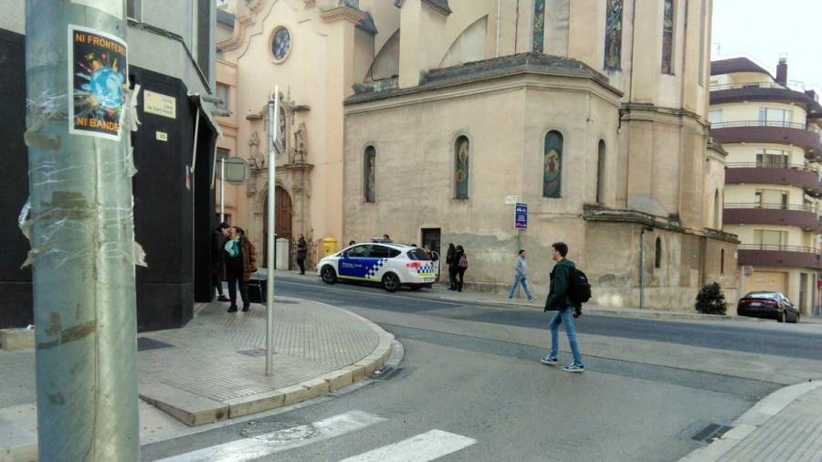 Cotxe de la Policia Local de Tortosa identificant als autors de penjar llaços.