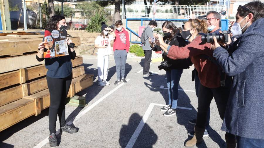 Una de las trabajadores de Indústries Teixidó mostrando el décimo del Gordo. Foto: A. Mariné