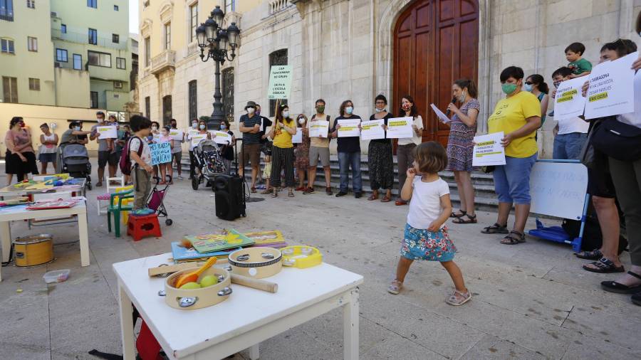Las familias se concentraron ayer en la Plaça de la Font a modo de protesta. FOTO: PERE FERRÉ