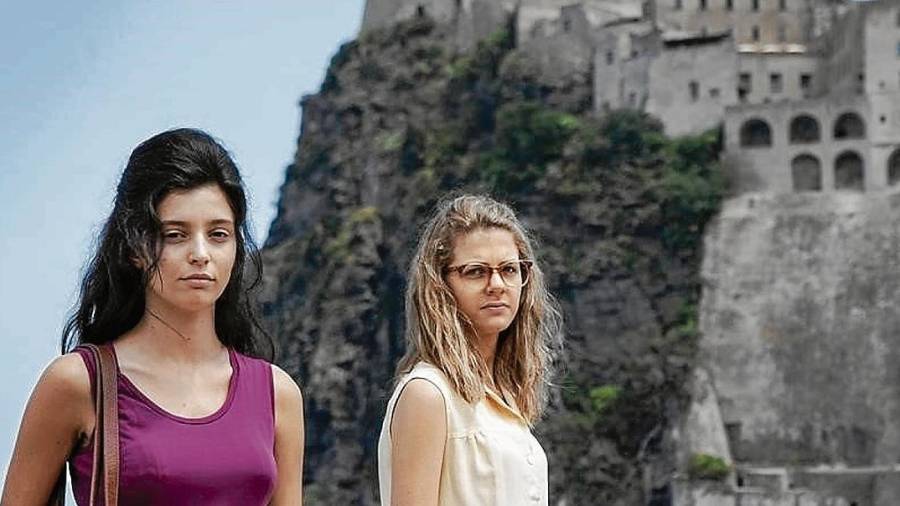 El verano en Ischia cambiará la vida de Lenù y Lila para siempre. Foto: HBO