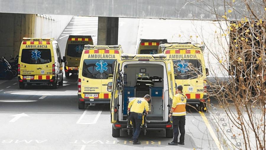 Imagen de archivo de la entrada de las urgencias del Hospital Sant Joan de Reus, con muchas ambulancias esperando. FOTO: Alba Mariné