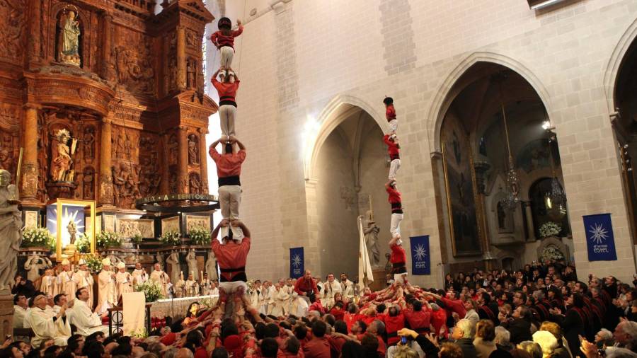 Les colles Joves Xiquets de Valls y la Vella, levantando un pilar de cinc en el pie del altar mayor de la iglesia de Sant Joan, ofrecido a la Mare de Déu de la Candela. FESTES DECENNALS