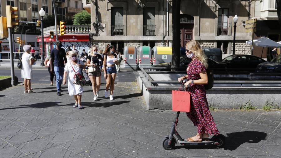Una mujer, sobre un patinete eléctrico por la Rambla Nova de Tarragona. FOTO: PERE FERRÉ