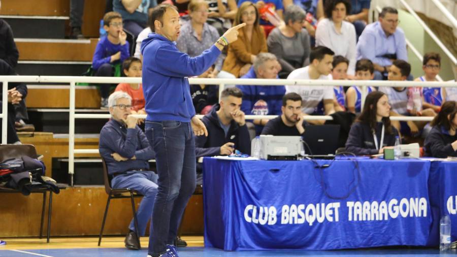 Berni Álvarez da instrucciones a los jugadores durante un encuentro en Tarragona. FOTO: alba mariné