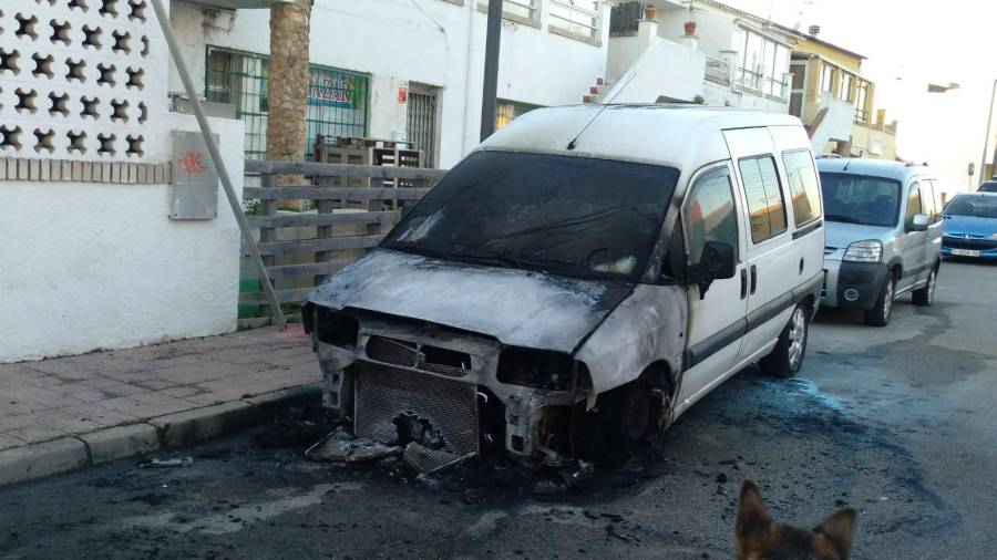 La furgoneta más afectada por el incendio de vehículos en la calle Lleida de Creixell. FOTO: Lola Palomares