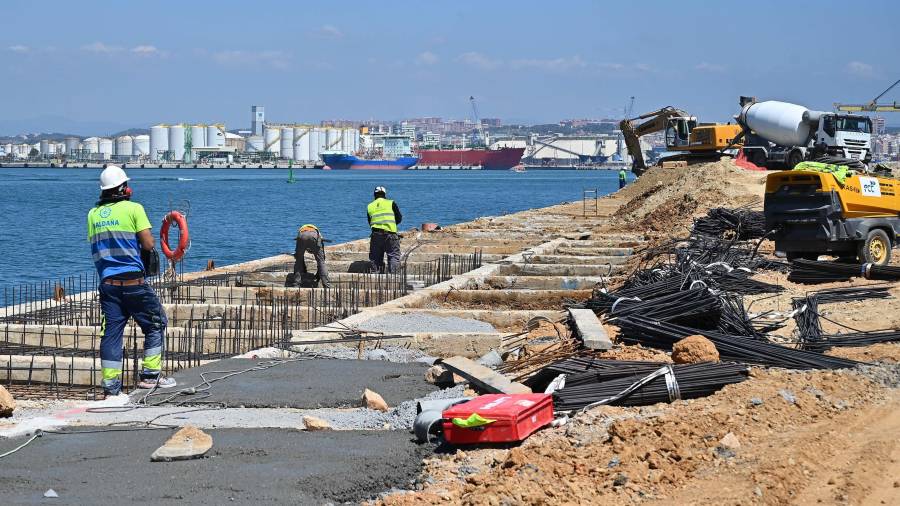 Los trabajos de construcción de la nueva terminal de cruceros del Port de Tarragona encaran la fase final. FOTO: ALFREDO GONZÁLEZ