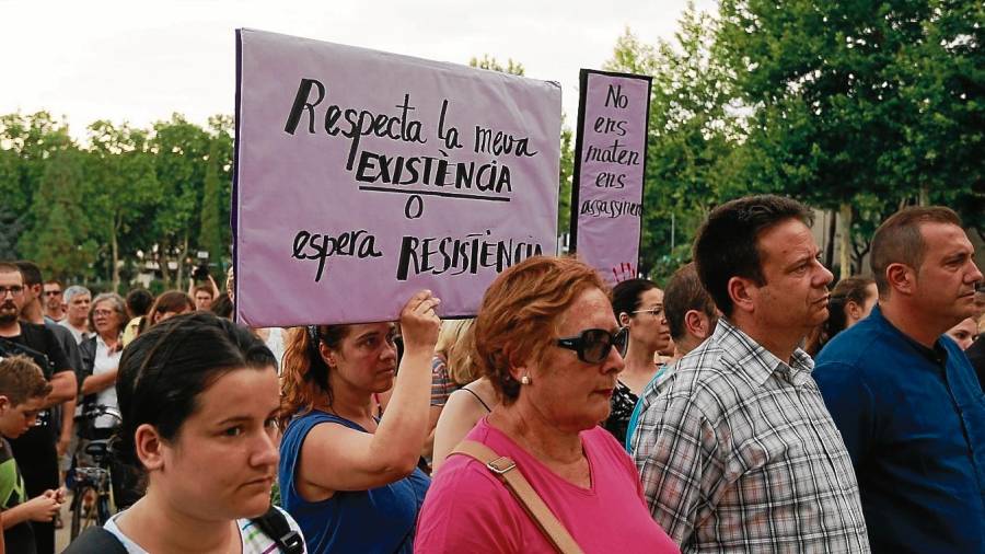Cambrils se movilizó para condenar la violación grupal de una jóven durante la noche de Sant Joan. FOTO: Fabián Acidres