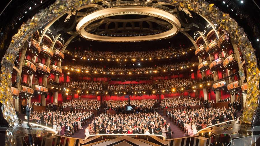 Vista general del teatro mientras Jimmy Kimmel (izq) presenta la 90 edición de los Óscar en el Dolby Theatre de Hollywood, California