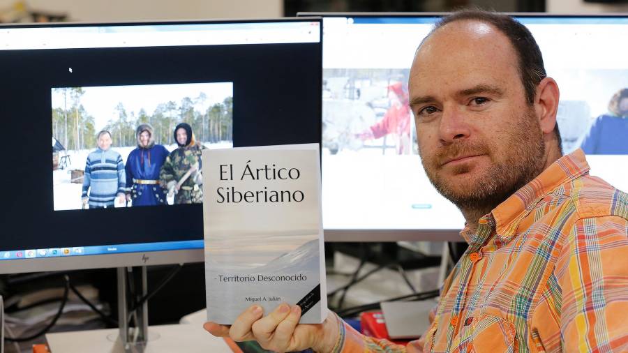 Miguel Julián, en el ‘Diari’ con su libro en el que explica su experiencia en el Ártico siberiano. FOTO: PERE FERRÉ