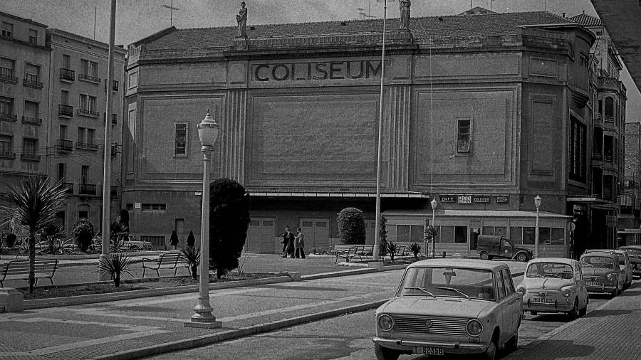 EL Coliseum el 1969, amb les muses a dalt de la seua façana. Foto: Antonio Roca Cid