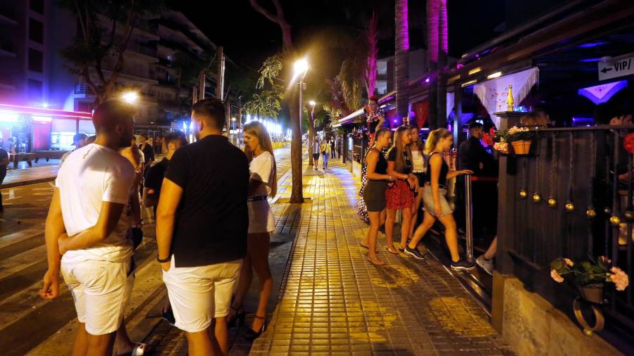 Cientos de jóvenes se trasladan cada fin de semana desde Tarragona a los locales de moda de Salou, Reus y La Pineda. FOTO: Pere Ferré