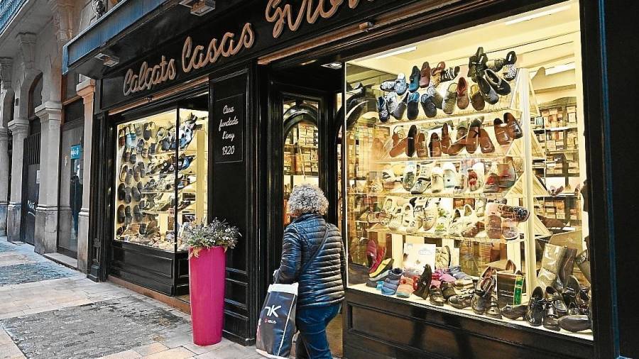 La tienda Calçats Casas Girona ha sido la última en alcanzar los 100 años de historia. FOTO: A. González