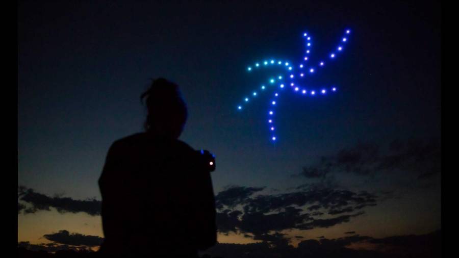 Roda de Berà ofrecerá un innovador espectáculo lumínico de drones para respetar la salud de las personas y los animales, además de preservar el medio ambiente, para cerrar la Festa Major de Sant Bartomeu. Foto: Flock Drone Art.