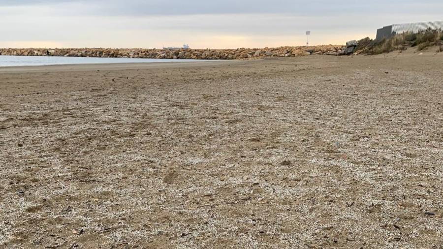 La imagen de la arena con granitos blancos de plástico reflejan la contaminación de esta zona. FOTO: Good Karma Projects