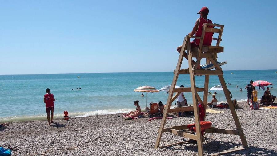 Imagen de archivo de un puesto de socorrista en la playa de Les Cases.