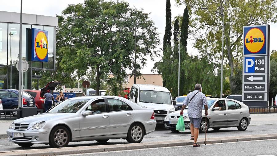 Un hombre llegando a la mediana de la avenida de Sant Bernat Calbó. FOTO: ALFREDO GONZÁLEZ