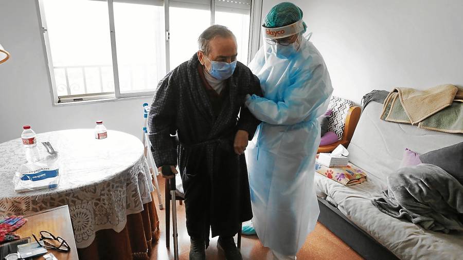 Bonifacio, en rehabilitación en su domicilio, junto a la fisioterapeuta Núria Serra. FOTO: Pere Ferré
