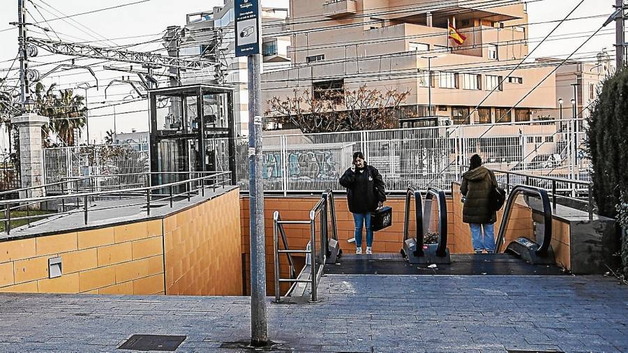 El ascensor (a la izquierda de la imagen) permite bajar al paso subterráneo que cruza de la Plaça dels Carros al Serrallo. FOTO: ÀNGEL ULLATE