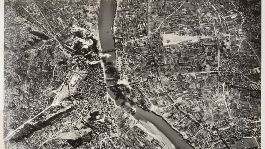 Imatge aèria dels bombardejos a Tortosa durant la Guerra Civil. FOTO: CEDIDA
