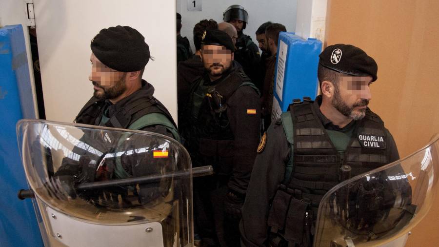 La Guardia Civil irrumpió en el centro de votación de Sant Julià de Ramis (Girona) donde inicialmente tenía previsto votar el presidente de la Generalitat, Carles Puigdemont