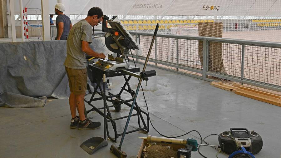 Operarios trabajan para pulir los últimos detalles del nuevo polideportivo, que afronta el tramo final de su construccción. FOTO: ALFREDO GONZÁLEZ