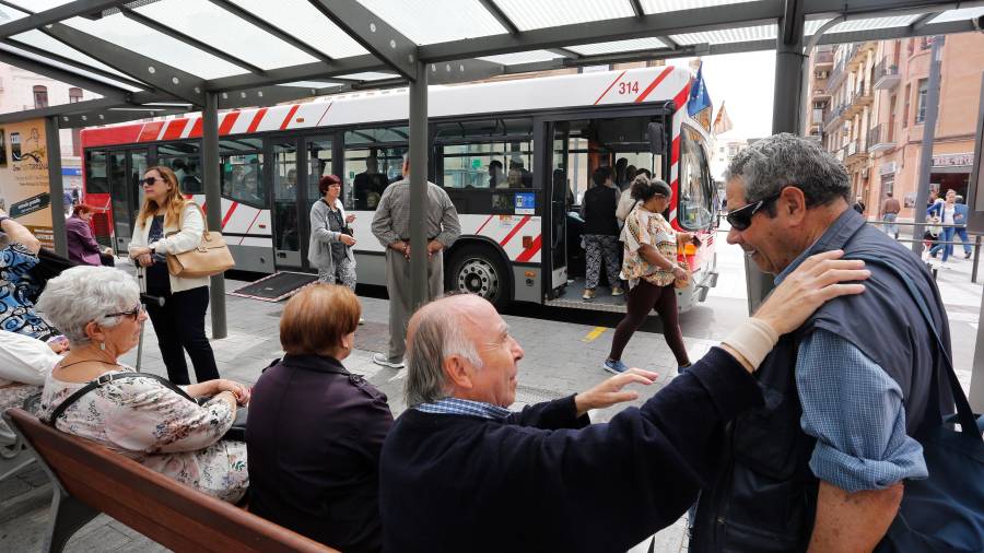 El acto violenta ocurrió en la parada de autobús de la calle Colom, delante del Mercat Central. FOTO: Pere Ferré/DT