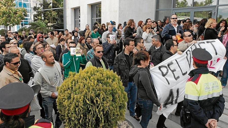 Manifestación de los trabajadores frente a las puertas del consistorio, en mayo de 2013. FOTO: ALBA MARINÉ/DT