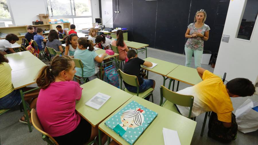 Un grupo de alumnos, en un aula de la Escola Cambrils, este martes, justo antes de empezar las clases. Foto: Pere Ferré