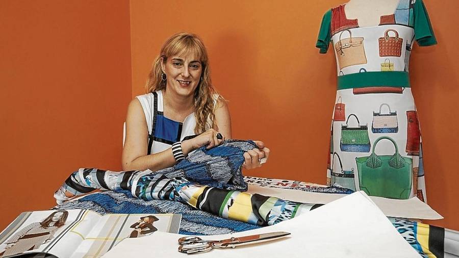 La diseñadora de moda de Bítem, Lola Pedrola, en su taller, esta semana. Foto:JOAN REVILLAS