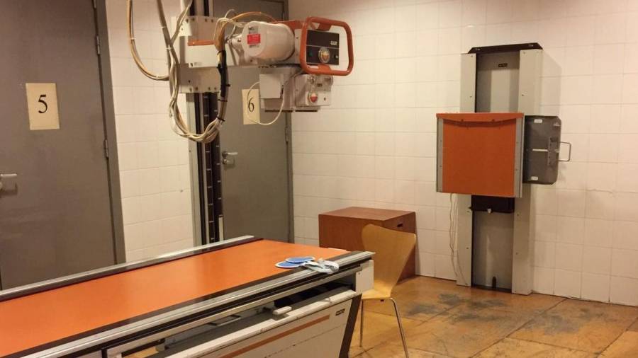 Panorámica de la sala de Radiología, con aparatos obsoletos y un estado de las instalaciones en general muy precario. Foto: CEDIDA