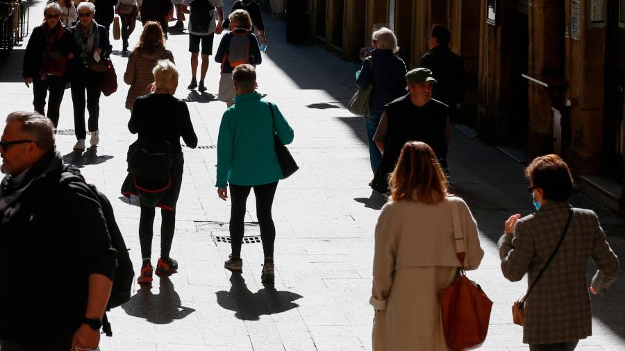 El Govern insiste en la necesidad de seguir manteniendo las medidas básicas de prevención ante la COVID19. EFE