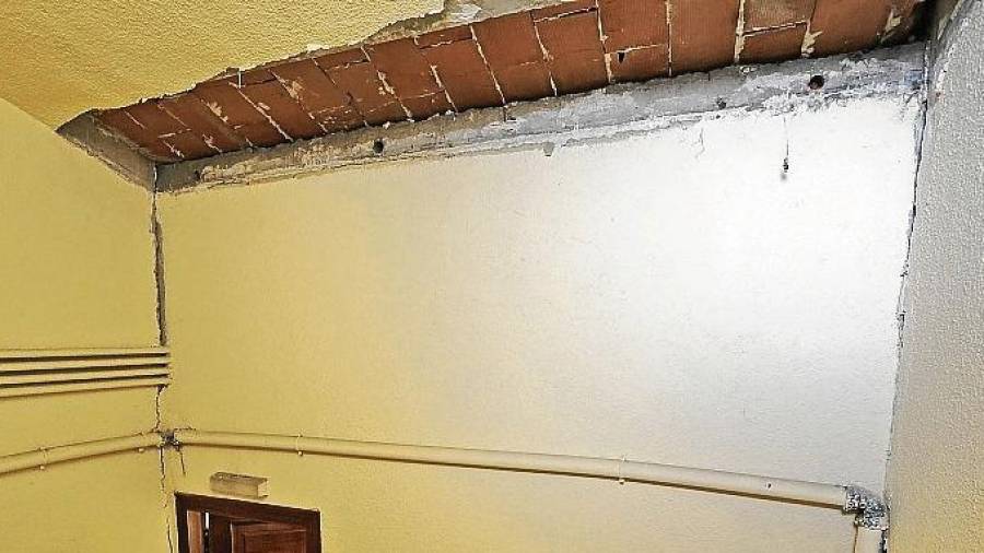 A este vecino le cayó una parte del techo de la escalera delante de la puerta. Foto: Lluís Milián