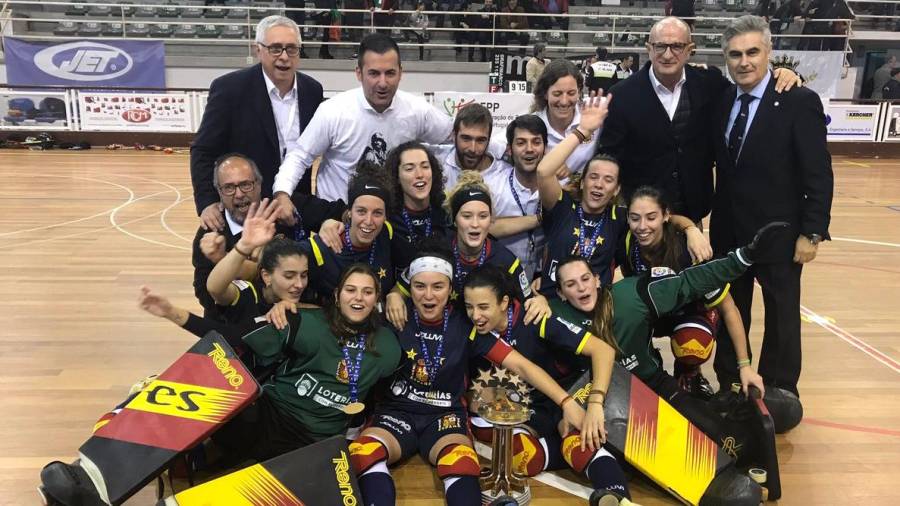 Las jugadoras de la selección española femenina celebran el triunfo en el Europeo. FOTO: RFEP