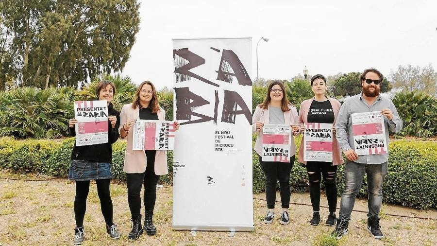 Los organizadores del Festival Ràbia posan con los carteles de la segunda edición. FOTO: Alba Mariné