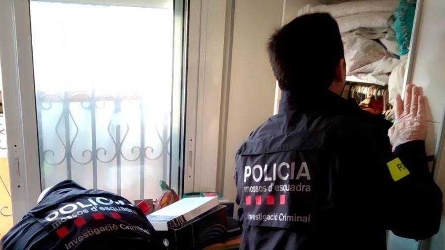 El registro de los mossos en una de las viviendas.