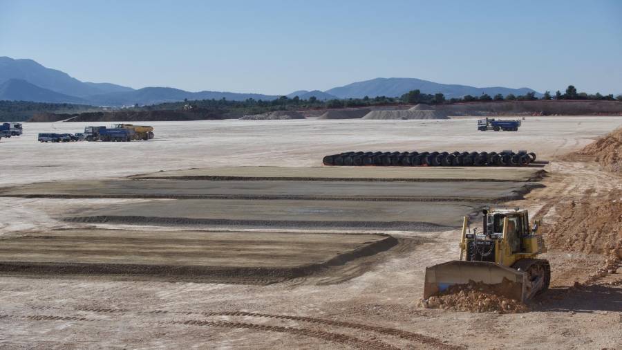 Estat actual de les obres de la gran fàbrica de Kronospan, al polígon Catalunya Sud. foto: Joan Revillas