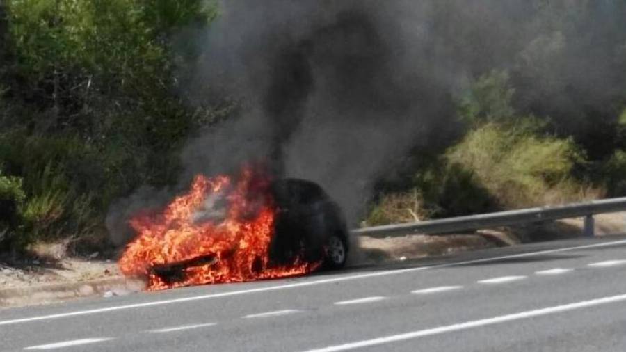 Imagen de archivo de un coche en llamas en las carreteras de Tarragona.