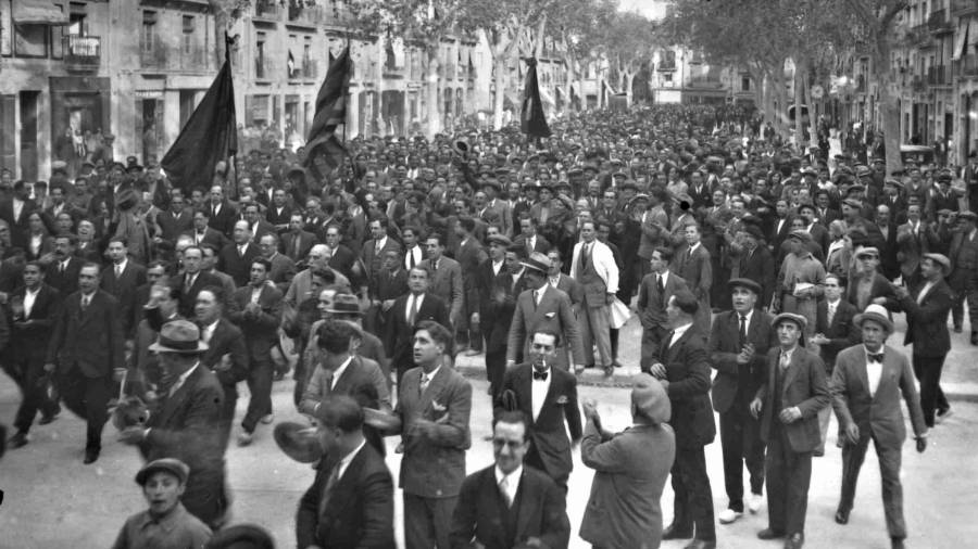 La manifestación histórica del 14 de 1931 en la plaça de la Font. FOTO: CEDIDA / ARXIU