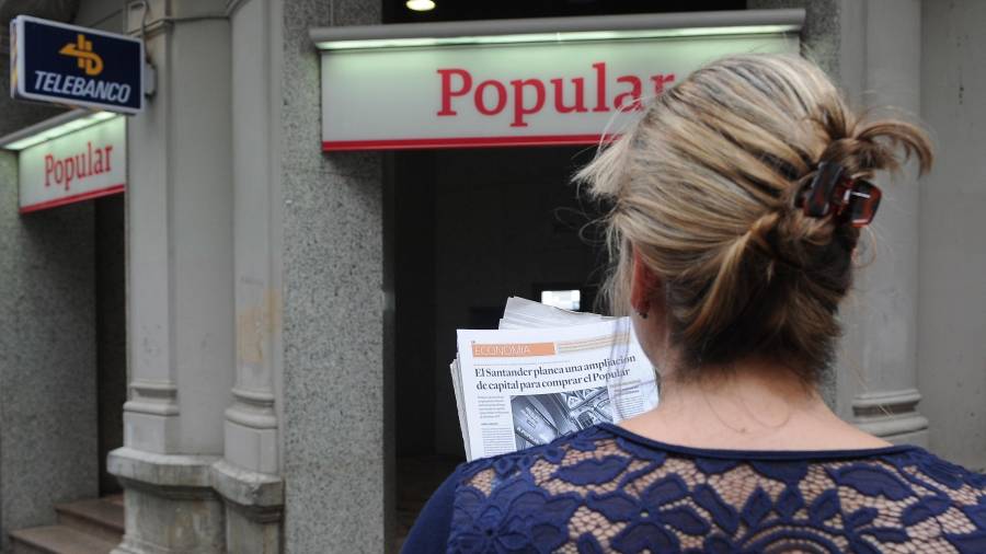 Una reusense, delante de una sucursal del Banco Popular. Pierde alrededor de 10.000 euros que tenía en acciones. Foto: Alfredo González