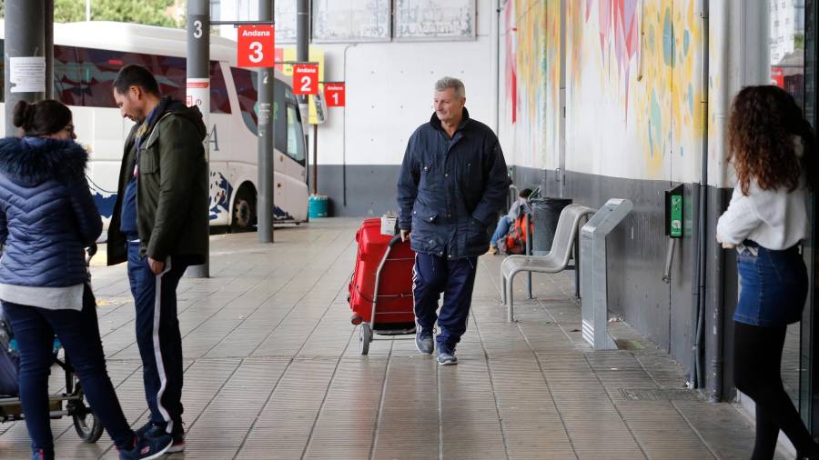 Francisco con su maleta en la estación de autobuses de Tarragona. Duerme en la calle desde mayo. FOTO: PERE FERRÉ