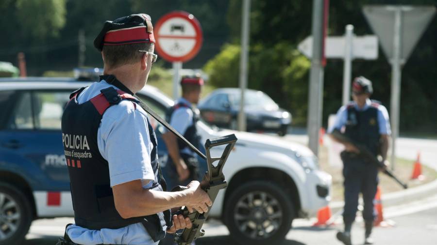 Varios agentes de los Mossos d'Esquadra vigilan en un control en la carretera C-17 a su paso por Ripoll (Girona),