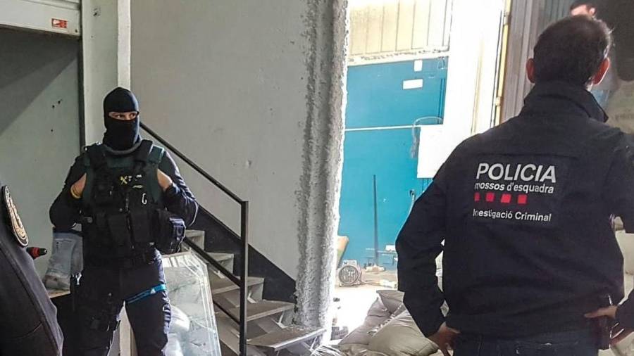 Imagen de agentes de Guardia Civil y Mossos en el interior de la nave de Vila-seca. FOTO: cme