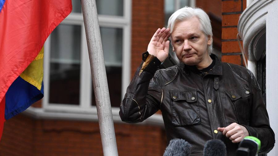 Foto de archivo del fundador de WikiLeaks Julian Assange mientras atiende a la prensa desde un balcón de la Embajada de Ecuador en Londres