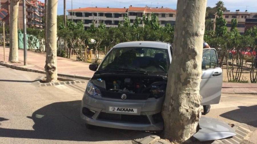 Els agents van localitzar el presumpte conductor del vehicle que pretenia escapolir-se. FOTO: Policia Local Torredembarra