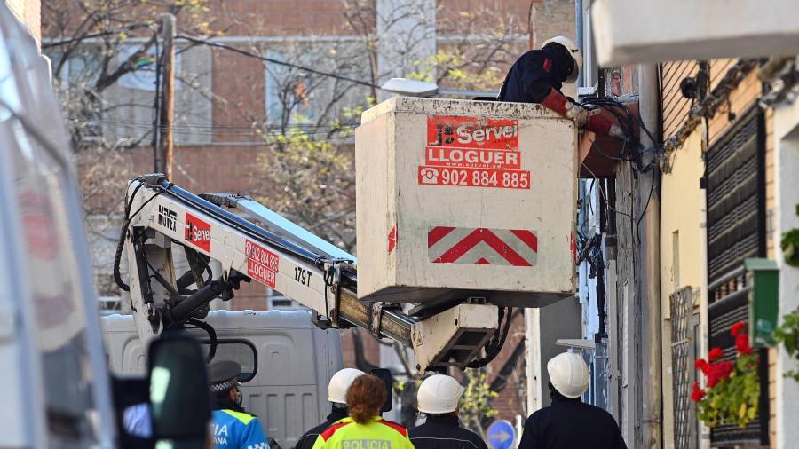 Una actuación de operarios de la compañía eléctrica con el apoyo de la Urbana y de Mossos, en las calles de las vírgenes. foto: alfredo gonzález