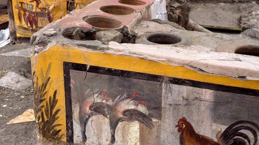 Detalle de la decoración descubierta en un termopolio, en el área arqueológica de Pompeya. Foto: EFE