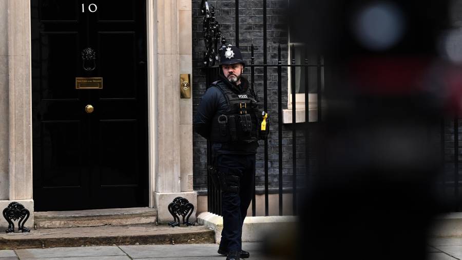 Imagen de la puerta de entrada a la residencia de Boris Johnson en Downing Street. Foto. EFE