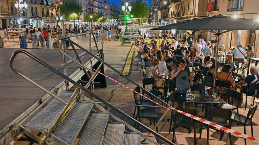 El escenario y los andamios ya conviven con las terrazas en la plaza. FOTO: ALFREDO GONZÁLEZ